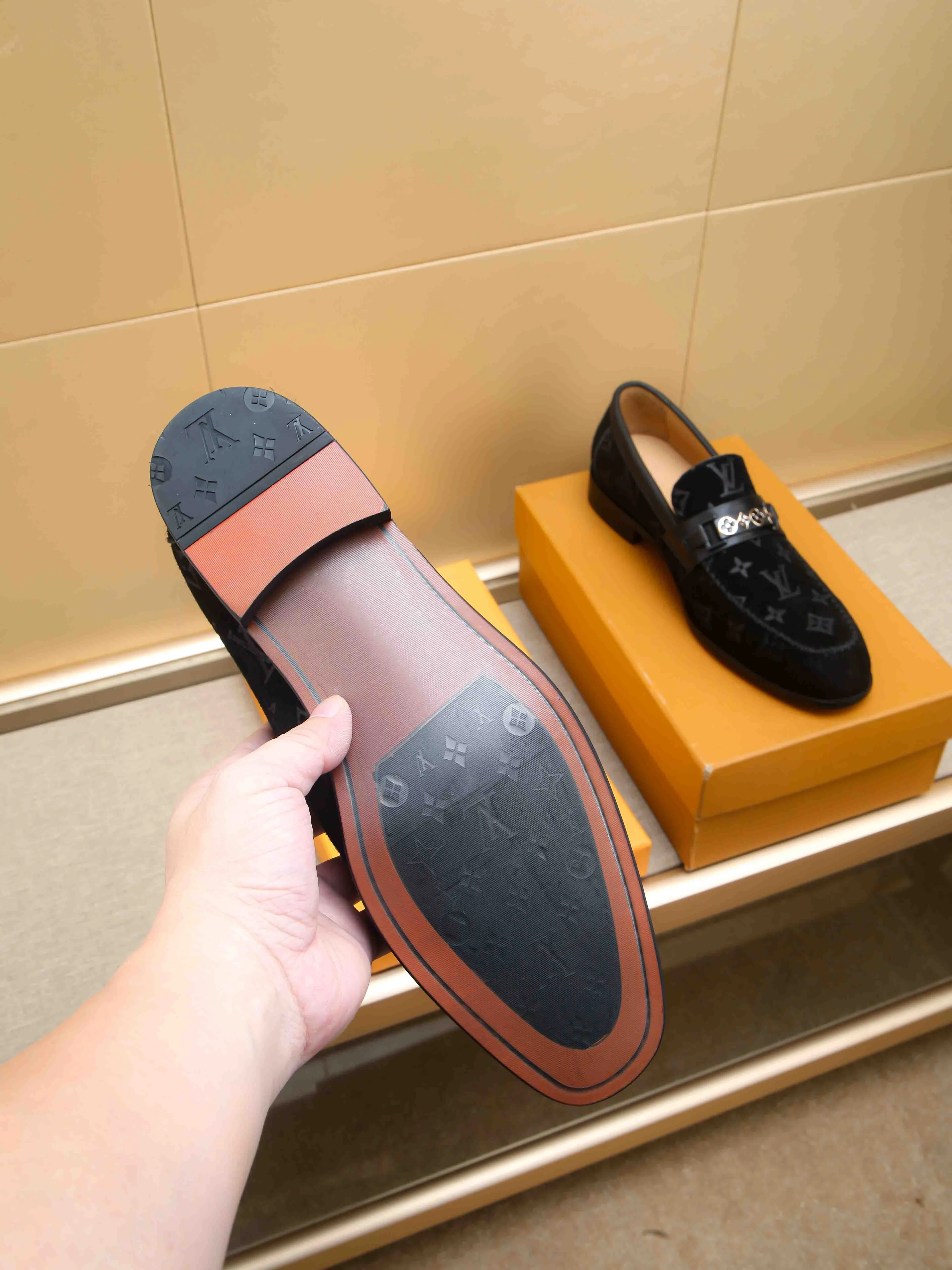 Men's shoes 💰 460 💰 Louis Vuitton LV ® 🆕 model 🔛Full shoe counter, first layer cowhide, 🐂leather lined casual shoes for men, super soft outsole, essential for driving. Counter synchronization, original first layer cowhide, completely 1:1 mold customization🌹top version, color optional! Number: 39-44 (customized at 38.45)